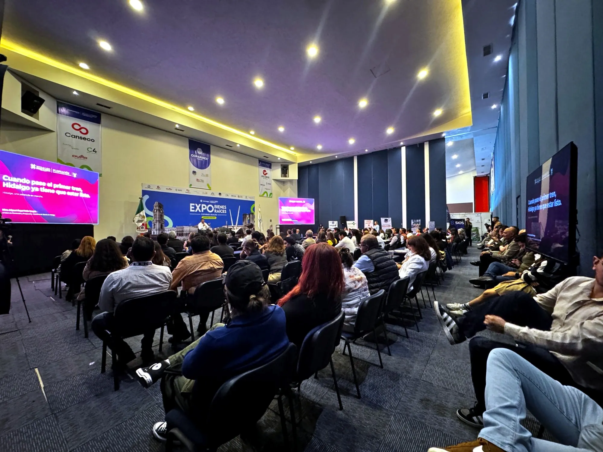 Público en la Expo Bienes Raíces COPARMEX Hidalgo