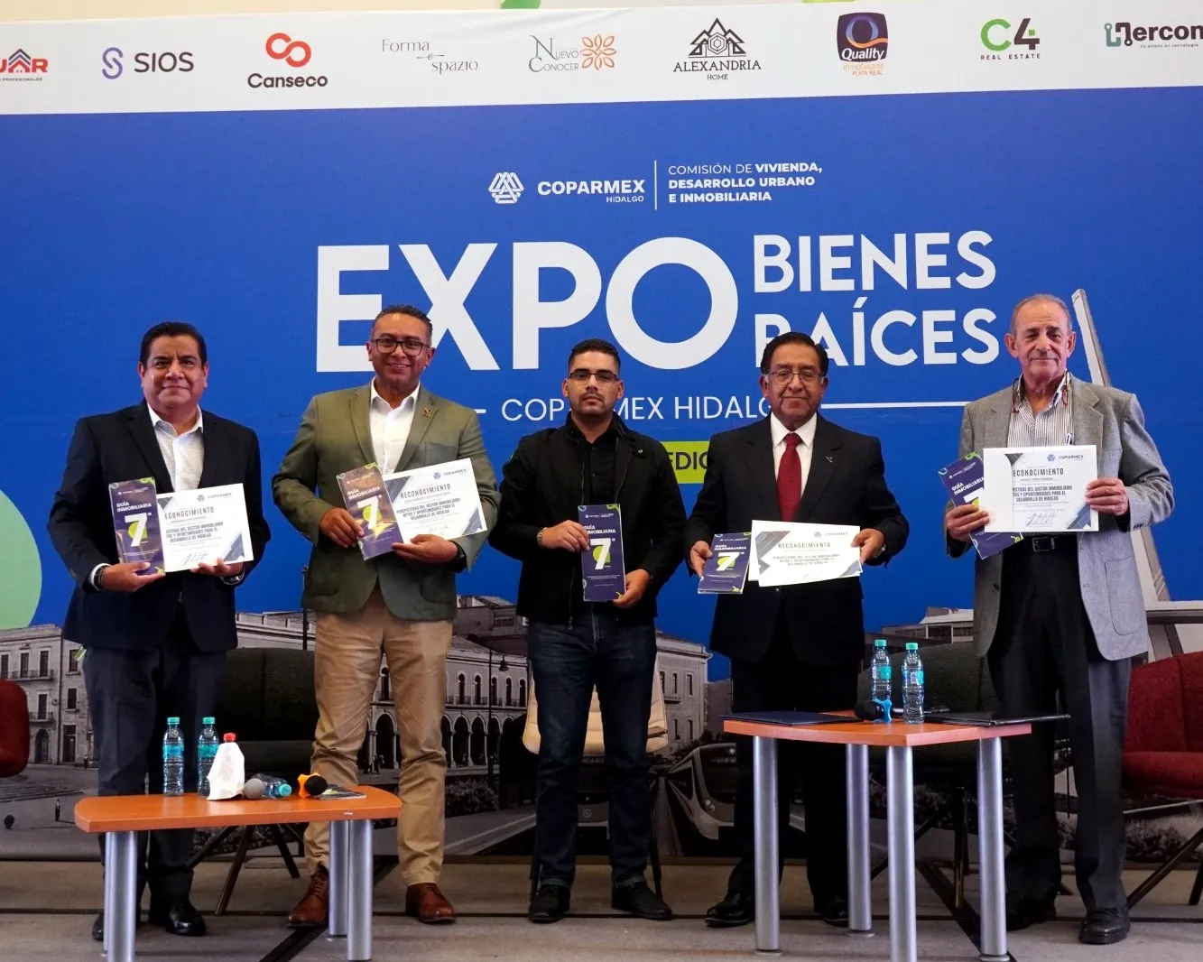Panel de la Expo Bienes Raíces con los presidentes de los colegios de Valuadores, Notarios y Arquitectos y el director del Instituto Catastral de Hidalgo